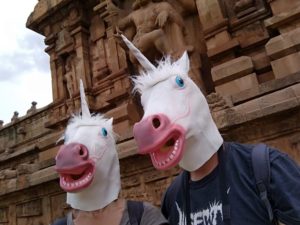 Les licornes visitent un temple